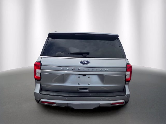 Used 2024 Ford Expedition XLT RWD image 3