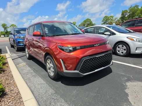 Certified 2023 Kia Soul LX w/ LX Technology Package FWD image 3