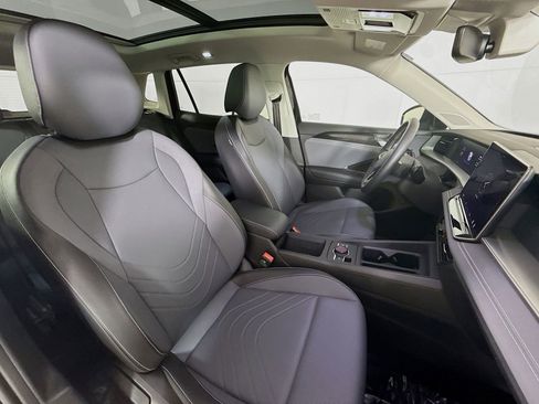 Used 2025 Volkswagen Tiguan SE w/ Panoramic Sunroof Package image 25