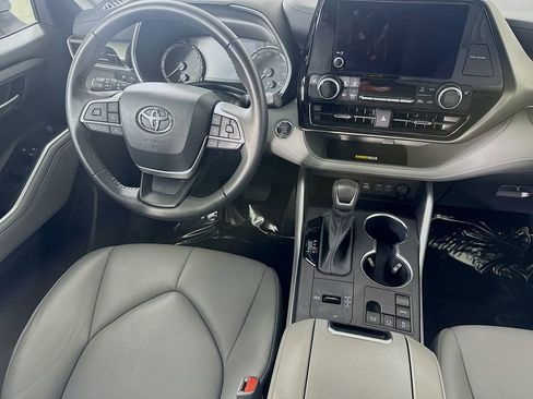 Used 2023 Toyota Highlander XLE image 16