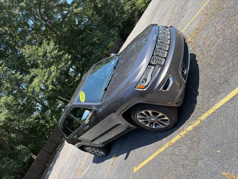 Used 2018 Jeep Grand Cherokee Overland AWD/4WD image 11