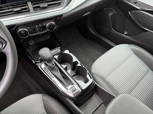 Used 2025 Chevrolet Trax LT image 40