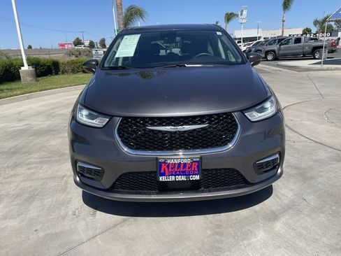 Used 2023 Chrysler Pacifica Touring-L FWD image 3