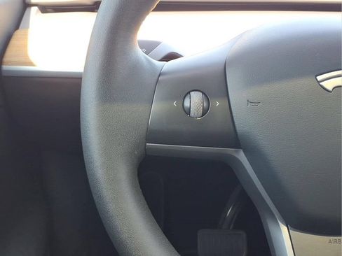 Used 2022 Tesla Model Y Long Range AWD/4WD image 25