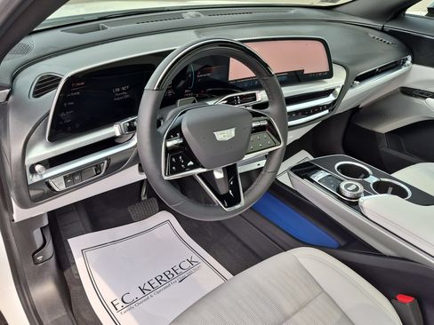 Used 2024 Cadillac Lyriq Luxury AWD/4WD image 9
