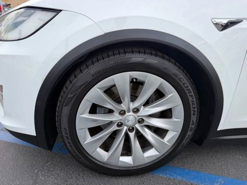 Used 2018 Tesla Model X 75D image 5