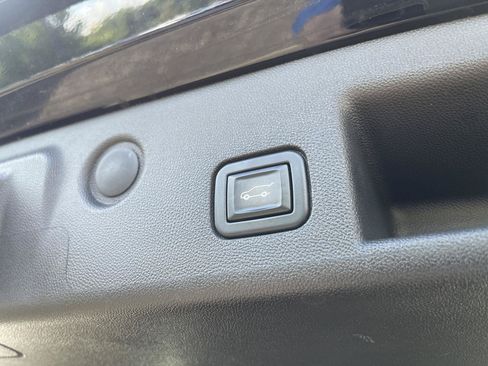 Used 2021 Chevrolet Equinox Premier FWD image 43