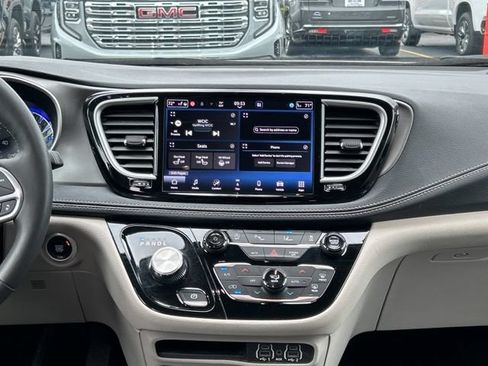 Used 2024 Chrysler Pacifica Touring-L w/ Uconnect Theater Family Group FWD image 25