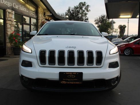 Used 2018 Jeep Cherokee Latitude Plus FWD image 8