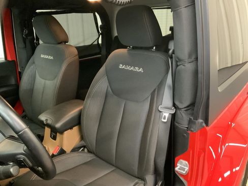 Used 2017 Jeep Wrangler Sahara w/ Connectivity Group AWD/4WD image 4