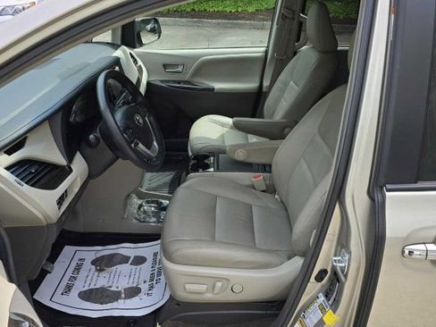 Used 2017 Toyota Sienna XLE Premium FWD image 16