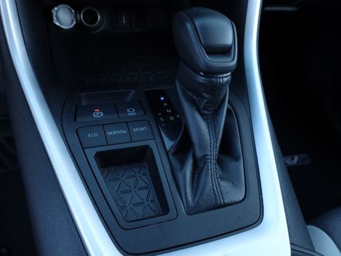 Used 2022 Toyota RAV4 XLE w/ Convenience Package image 9