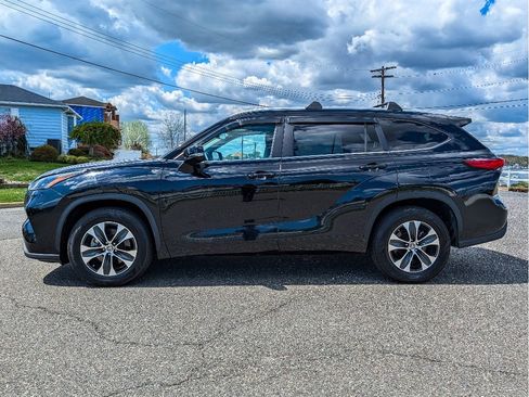 Used 2023 Toyota Highlander XLE image 9