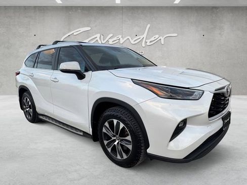 Used 2023 Toyota Highlander XLE image 2