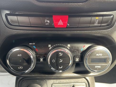 Used 2016 Jeep Renegade Latitude w/ Advanced Technology Group image 27