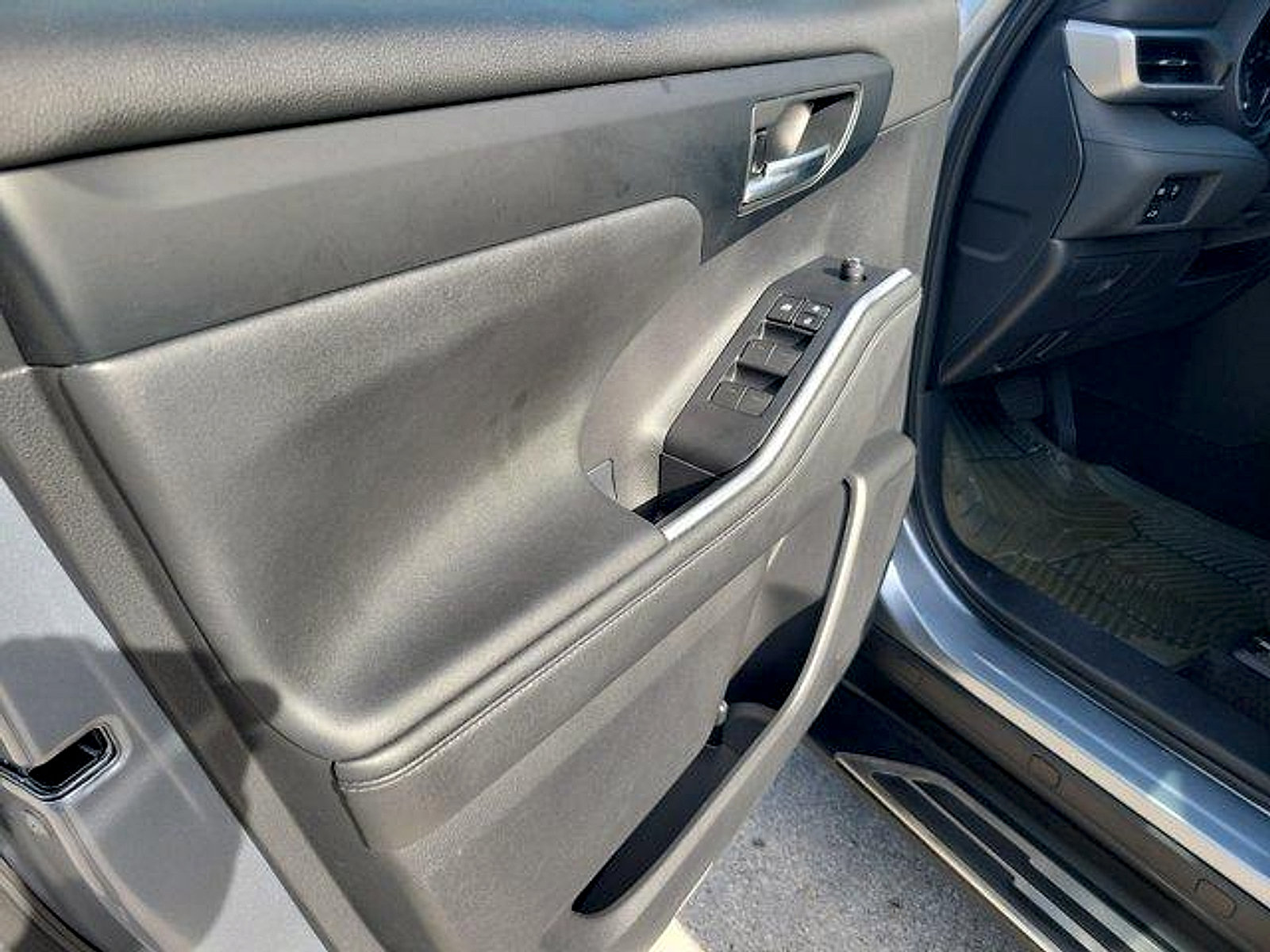 Used 2023 Toyota Highlander XLE FWD image 23