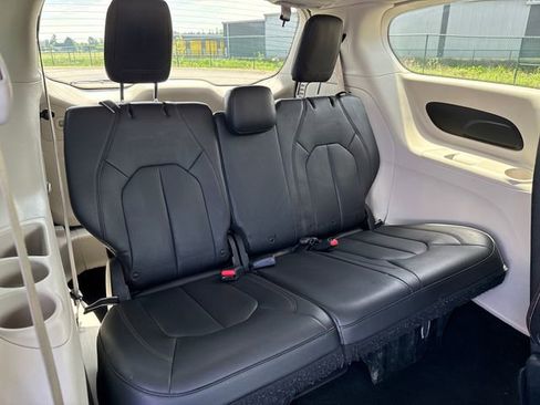 Used 2017 Chrysler Pacifica Touring-L FWD image 12