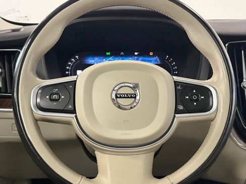 Used 2022 Volvo XC60 B5 Momentum w/ Climate Package AWD/4WD image 15