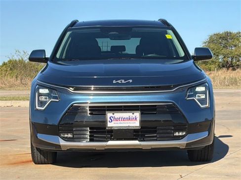 Used 2024 Kia Niro SX Touring image 2