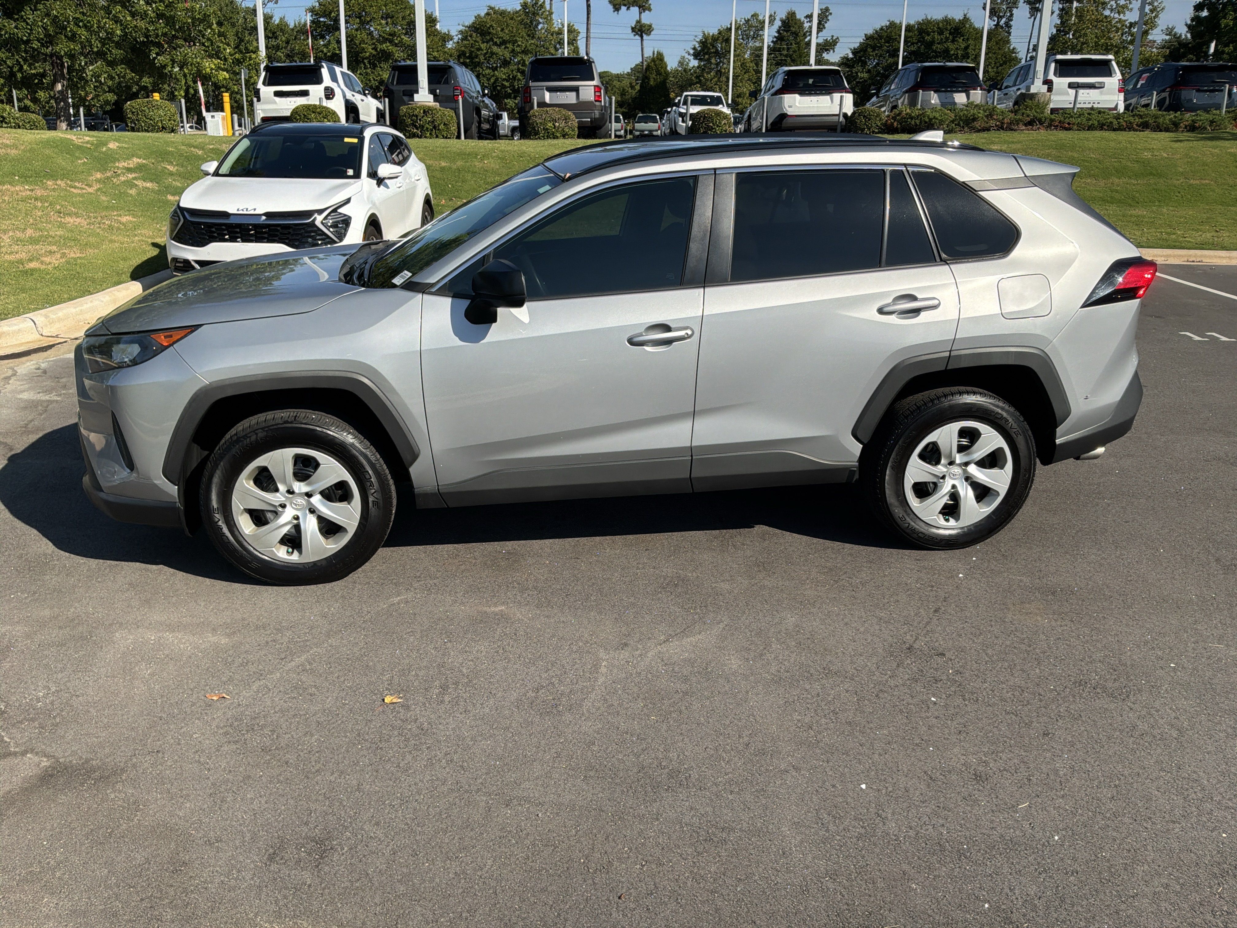 Used 2019 Toyota RAV4 LE FWD image 6