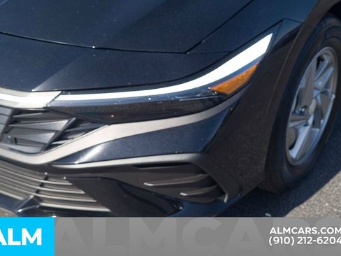 Used 2025 Hyundai Elantra SE image 12