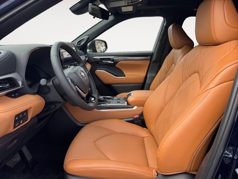 New 2026 Toyota Highlander Platinum AWD/4WD image 11