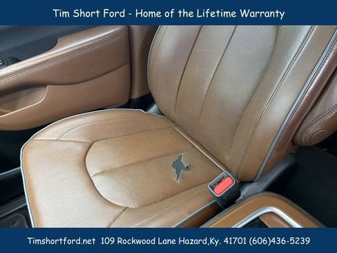 Used 2018 Chrysler Pacifica Limited w/ Tire & Wheel Group FWD image 9