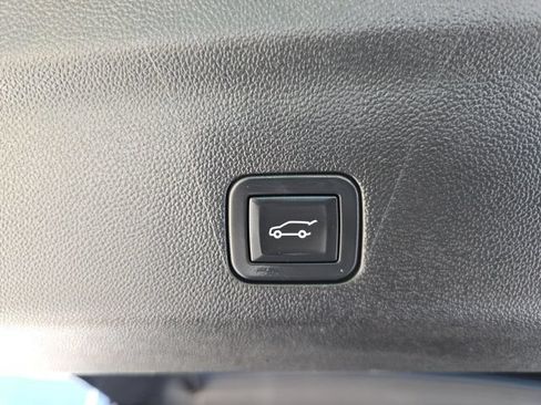 Used 2025 GMC Yukon XL Denali AWD/4WD image 16
