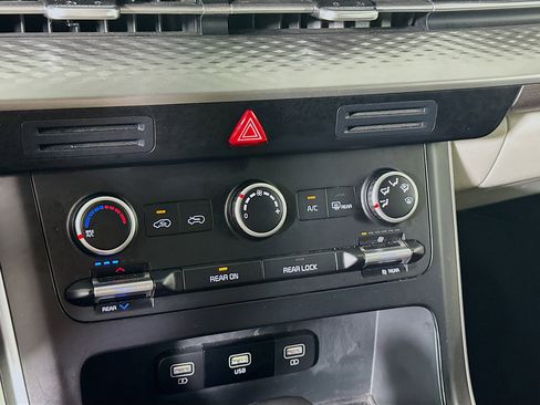 Used 2024 Kia Carnival LX image 22