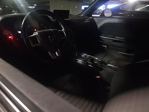 Used 2014 Dodge Challenger SXT image 7