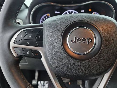 Used 2018 Jeep Grand Cherokee Altitude AWD/4WD image 29