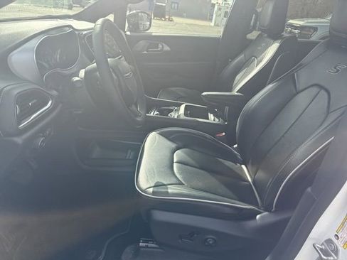 Used 2025 Chrysler Pacifica Limited image 6