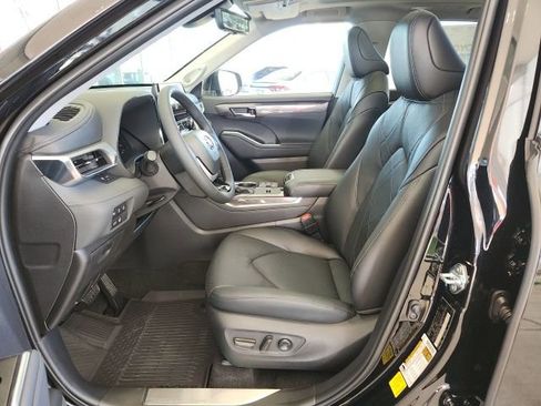 New 2026 Toyota Highlander Platinum image 14