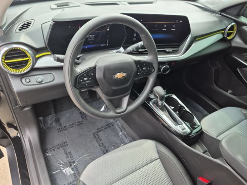 Used 2024 Chevrolet Trax LT FWD image 10
