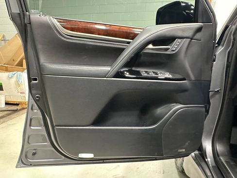 Used 2016 Lexus LX 570 4WD w/ Luxury Package image 29