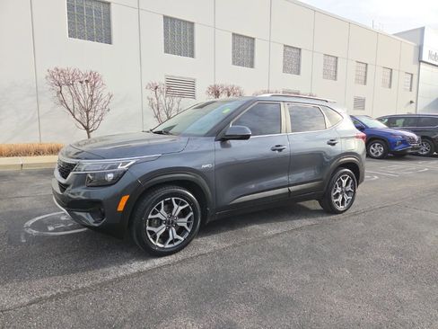 Used 2022 Kia Seltos EX image 2