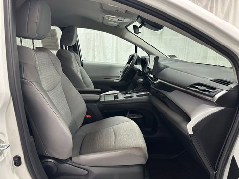 Used 2025 Toyota Sienna LE FWD image 61