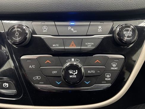 Used 2019 Chrysler Pacifica Touring-L image 18