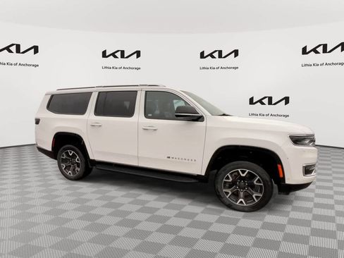 Used 2024 Jeep Wagoneer L Series III w/ Flexible Seating Group AWD/4WD image 2