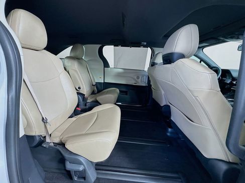Used 2024 Toyota Sienna XLE image 30