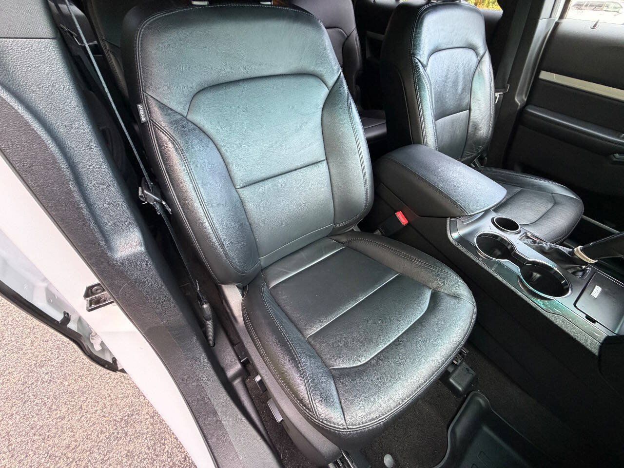 Used 2017 Ford Explorer XLT w/ Equipment Group 202A FWD image 11