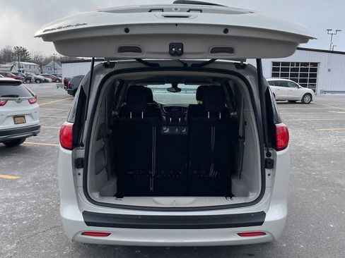 Used 2017 Chrysler Pacifica Touring image 27