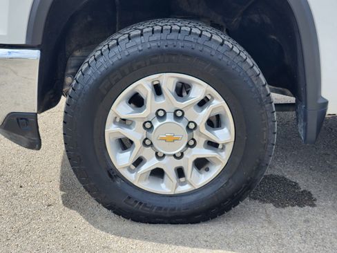 Used 2024 Chevrolet Silverado 2500 LT AWD/4WD image 10