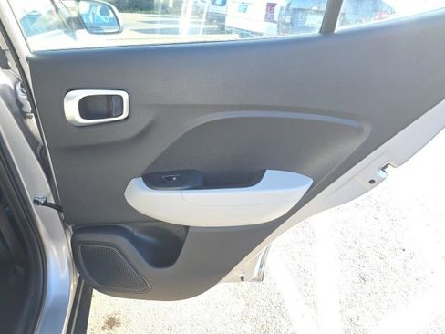 Used 2025 Hyundai Venue SEL image 23