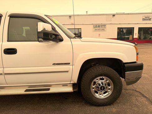 Used 2004 Chevrolet Silverado 2500 LS w/ Skid Plate Package AWD/4WD image 32