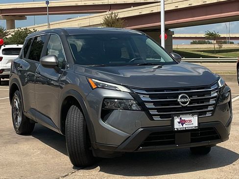 Used 2025 Nissan Rogue SV FWD image 3