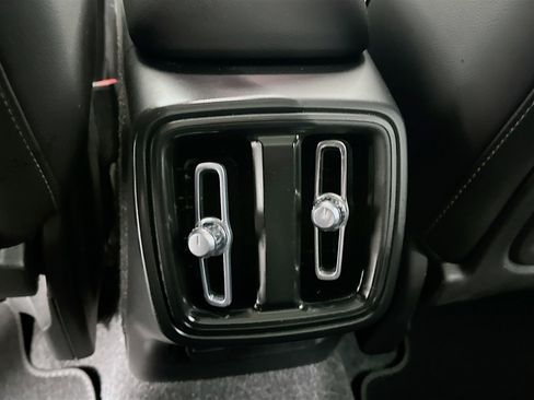 Used 2025 Volvo XC40 B5 Plus AWD/4WD image 27