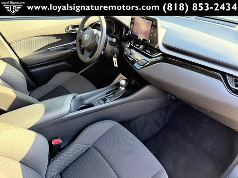 Used 2020 Toyota C-HR LE FWD image 28