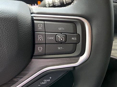 Used 2024 Jeep Wagoneer L Series II AWD/4WD image 14