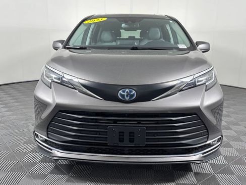 Used 2023 Toyota Sienna XLE AWD/4WD image 3